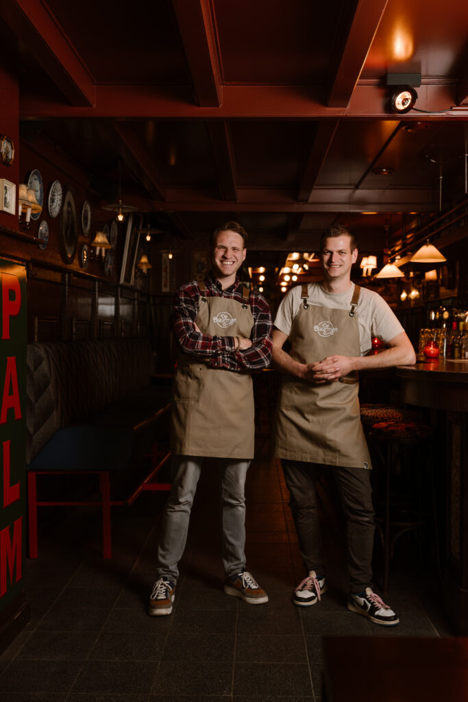 Twee medewerkers van Café De Buurman in de kroeg